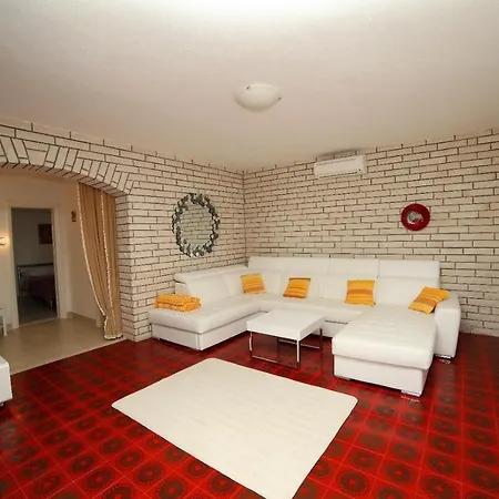 Family Friendly With A Swimming Pool Bol, Brac - 14379 Apartman Bol